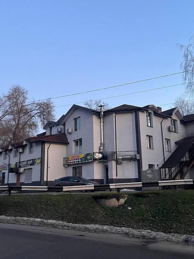 Pitstop Motel Камянске Екстериор снимка