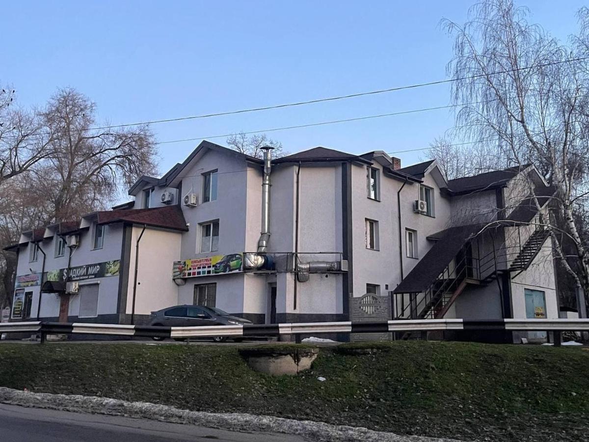 Pitstop Motel Камянске Екстериор снимка